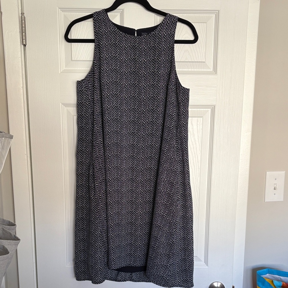 Elegant Navy and White Gap Dress with pockets